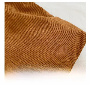Détail du tissu en velours côtelé marron avec une texture à rayures verticales de qualité
