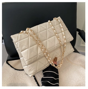 Détail d'un sac à bandoulière en cuir PU crème matelassé avec chaîne dorée