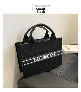 Détail du sac cabas en toile noire avec motifs de lettres et sangle Fashion Bag