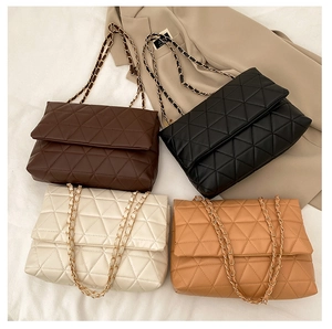 Détail de sacs à chaîne en cuir PU matelassé en noir, café, crème et couleurs kaki