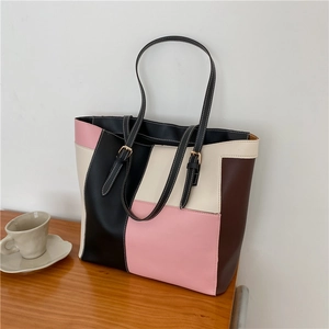 Détail du sac cabas en cuir PU multicolore avec bandoulière à boucle réglable en métal