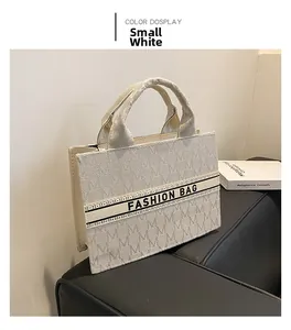 Détail du petit sac cabas en toile avec motifs de lettres et sangle décorative Fashion Bag