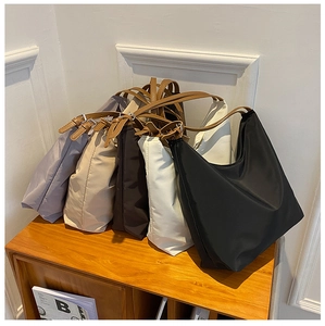 Collection détaillée de sacs hobo en cinq couleurs avec des anses en cuir marron