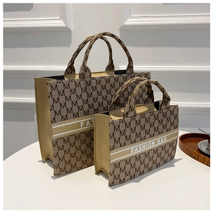 Comparaison détaillée des grands et petits sacs cabas en toile avec motif jacquard lettré