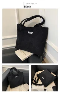 Détail du sac cabas en velours côtelé noir montrant la texture et l'étiquette Fashion
