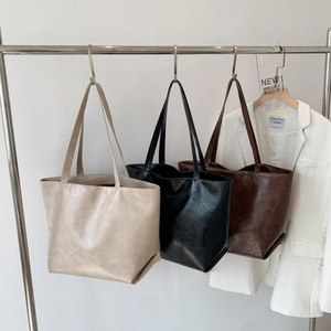 Grand sac cabas minimaliste en cuir noir, crème et marron pour le quotidien des femmes