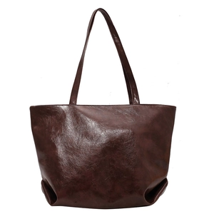 Sac cabas classique en cuir huilé marron foncé avec de longues bandoulières pour femme