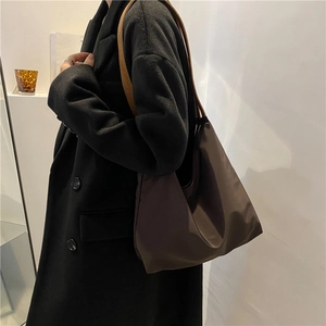 Sac hobo chic marron foncé de grande capacité pour femme fabriqué en nylon imperméable de qualité