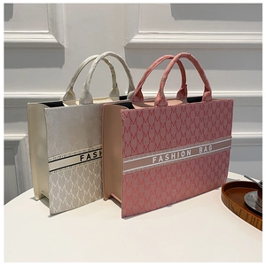 Détails des sacs cabas en toile argentés et roses avec monogramme M et bande fashion