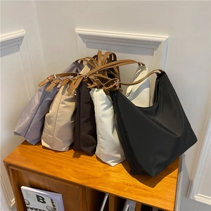 Sacs cabas en nylon minimalistes en plusieurs couleurs avec bandoulière réglable