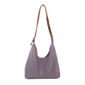 Sac hobo minimaliste en nylon violet pour femme avec fine bandoulière en cuir brun
