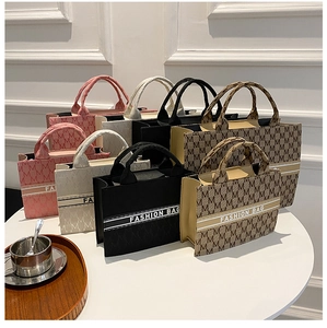Vue détaillée de sacs cabas en toile avec motif M et rayures Fashion Bag chic