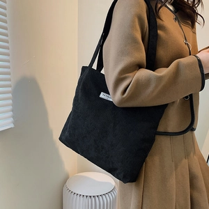 Sac fourre-tout tendance en velours côtelé noir pour femme avec étiquette logo