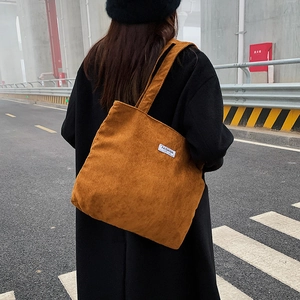 Sac fourre-tout en velours côtelé caramel pour femme avec étiquette FASHION en extérieur