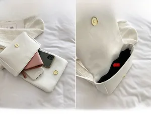 Vue intérieure montrant le compartiment principal et la capacité du sac matelassé blanc