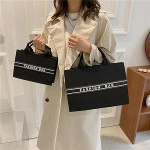 Sacs cabas en toile minimalistes avec imprimés lettres et sangle logo en deux tailles