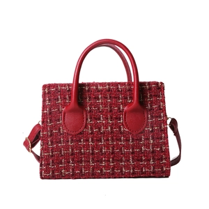 Borsa a mano in tweed rosso a quadri con fili dorati, manici in pelle e tracolla regolabile