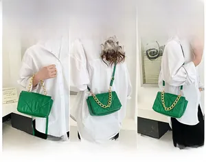Démonstration de trois modes de portage du sac matelassé vert avec chaîne dorée