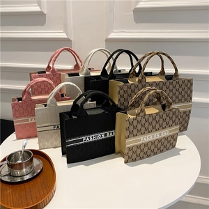 Sacs cabas chic en toile avec motif de lettres M et texte Fashion Bag en couleurs