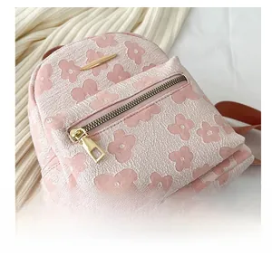 Détail du tissu jacquard floral rose avec fermetures dorées et sangles tissées