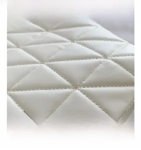 Gros plan sur le cuir blanc avec des détails de couture classiques matelassés