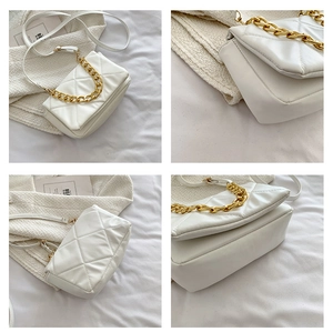Détails du sac blanc matelassé avec chaîne dorée et textures de la bandoulière