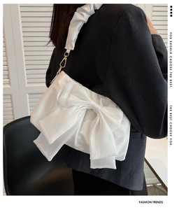 Borsa a mano alla moda in raso bianco con grande fiocco e tracolla arricciata