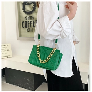 Détail du sac bandoulière vert émeraude avec chaîne dorée épaisse et rabat matelassé