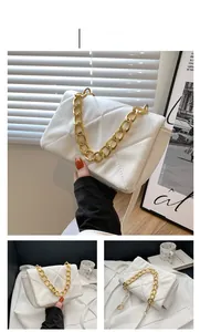 Sac bandoulière blanc matelassé avec poignée chaîne dorée et finition en similicuir