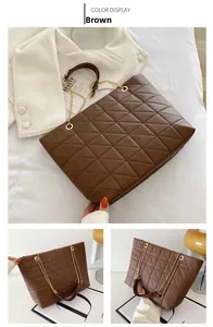 Vue détaillée du grand sac cabas matelassé marron avec motifs et bandoulière chaîne