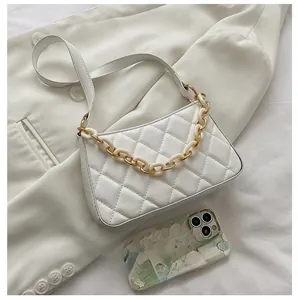 Détail du sac à bandoulière matelassé blanc avec chaîne en résine et référence de taille
