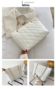 Détail du sac cabas matelassé blanc avec bandoulière chaîne dorée et texture cuir PU