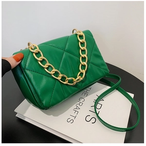 Détail du sac en similicuir vert matelassé avec chaîne dorée et coutures précises