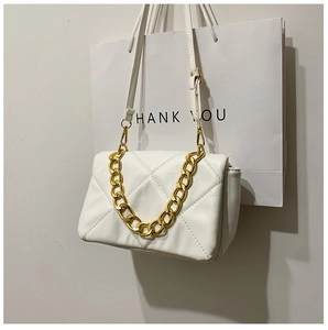 Détail du sac bandoulière matelassé blanc avec chaîne dorée et bandoulière en cuir