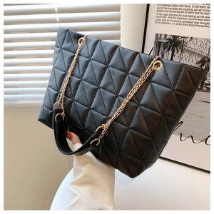 Détail du grand sac cabas noir matelassé avec bandoulière en chaîne dorée