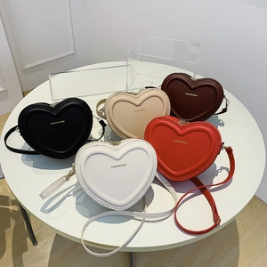 Sacs à bandoulière minimalistes en forme de cœur en noir, beige, café, blanc et rouge