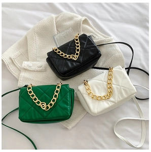 Détails de sacs à main matelassés noir, vert et blanc avec chaîne dorée chic