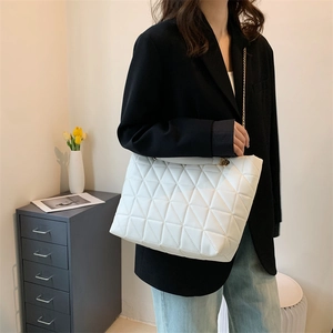 Grand sac cabas blanc avec matelassage triangulaire et bandoulière chaîne dorée