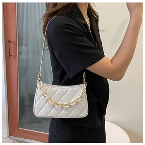 Détail du sac porté épaule matelassé blanc avec chaîne acrylique dorée et sangle