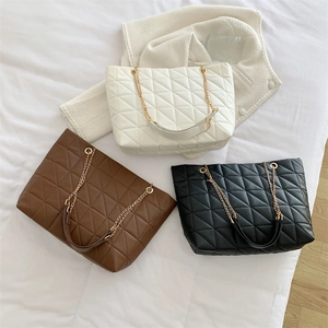 Grand sac cabas matelassé avec chaînes dorées, disponible en blanc, marron et noir