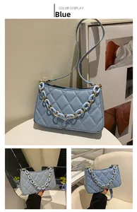 Détail du sac à bandoulière matelassé bleu ciel avec sa chaîne dorée sophistiquée