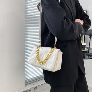 Sac à bandoulière matelassé blanc classique avec chaîne dorée et similicuir lisse