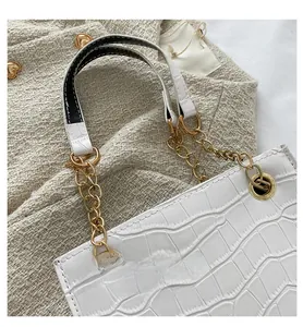 Detail of white crocodile texture handbag with gold chain and retro拼接 shoulder strap