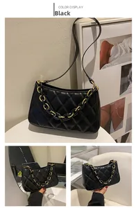 Détails d'un sac bandoulière matelassé noir avec chaîne dorée et lanière en cuir
