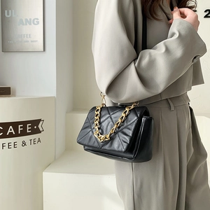 Chic sac à bandoulière en cuir matelassé noir avec élégante chaîne dorée pour femme