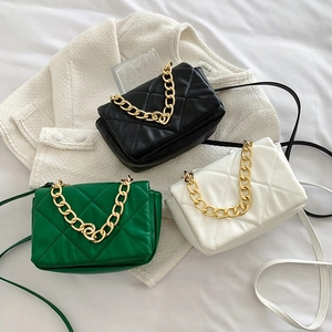 Sac bandoulière matelassé avec chaîne dorée en noir, blanc et vert pour femmes