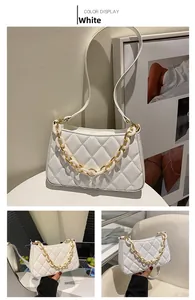 Vue détaillée du sac porté épaule blanc matelassé avec chaîne décorative dorée et blanche