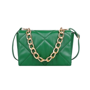 Sac à bandoulière matelassé vert avec chaîne dorée et coutures élégantes en losange