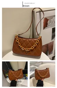Vues détaillées d'un sac baguette marron matelassé avec une chaîne en résine et métal