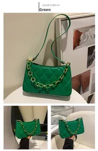 Détail du sac à bandoulière matelassé vert avec chaîne décorative en similicuir chic